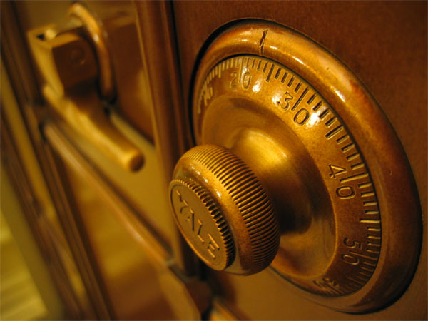 File:Safe Combination dial Yale.jpg