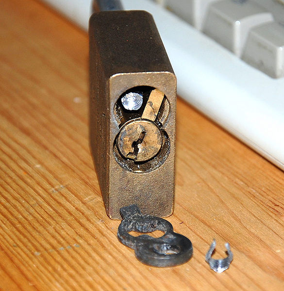 File:American lock Series 20 drilled end view.jpg