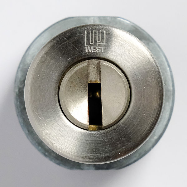 File:West 916 front view keyway - FXE47527.jpg