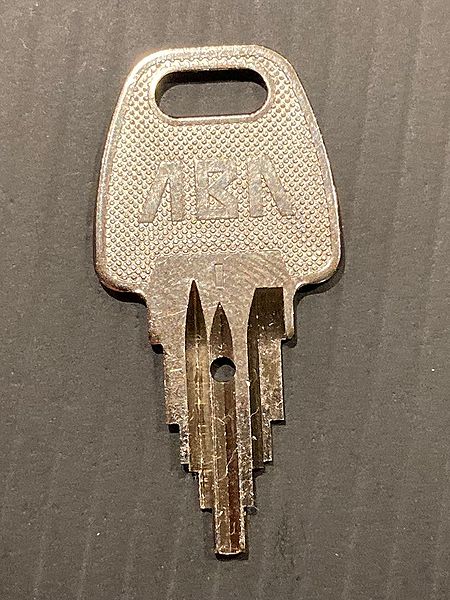 File:ABA cam lock key-GWiens2001.jpg