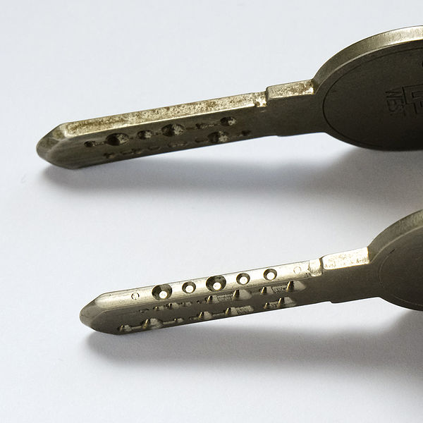 File:West 916 917 key compare - FXE47577.jpg