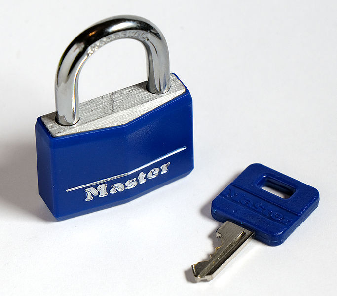 File:Master Lock 142 & key - FXE48043.jpg