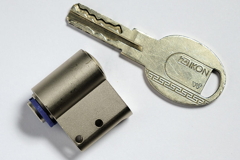 File:IKON WSW cylinder and key - FXE47530.jpg