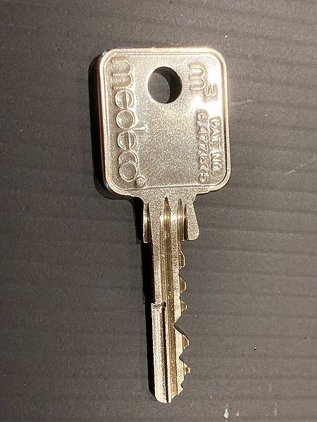 File:Medeco M3 cam lock key-GWiens2001.jpg