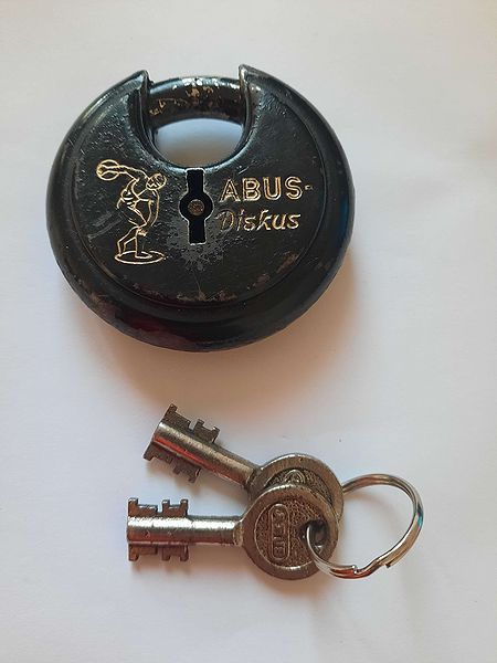 File:ABUS 25 70 Diskus with keys.jpg