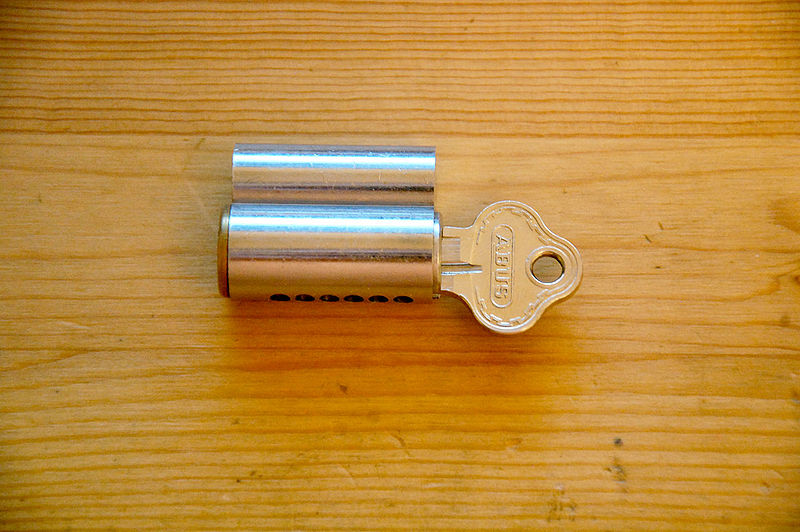 File:Abus 83 50-55 schlage c 300 core.jpg
