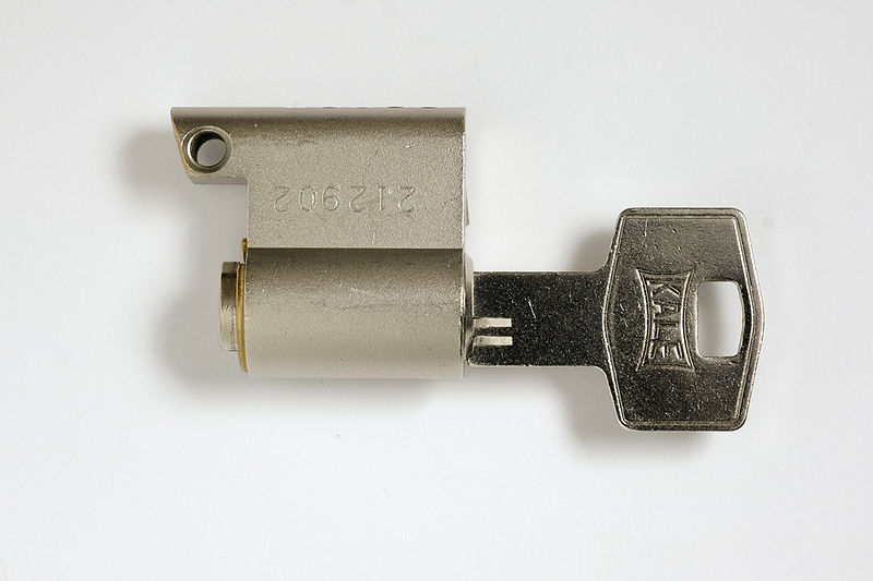 File:Kale Kilit 164 BNE - cut euro cylinder - FXE47663.jpg